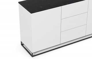 Buffet WHITY 2 blanc mat 180cm 2 portes/3 tiroirs Plateau en Marbre noir avec piètement noir